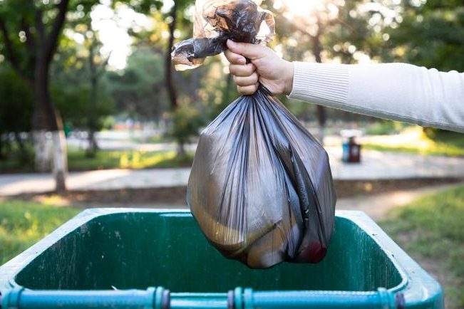 que significa sonar recogiendo basura con las manos