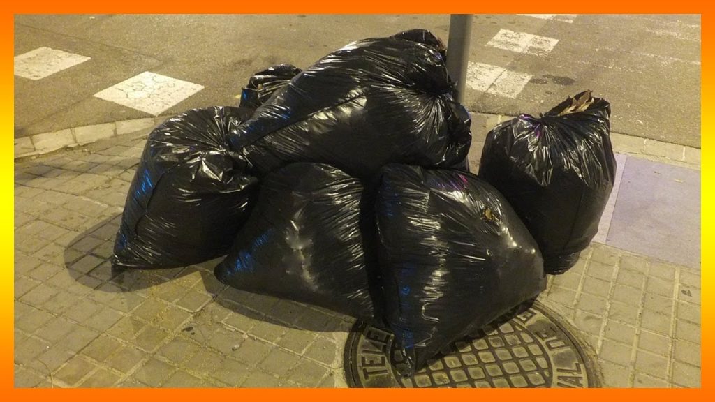 sonar con basura en bolsas