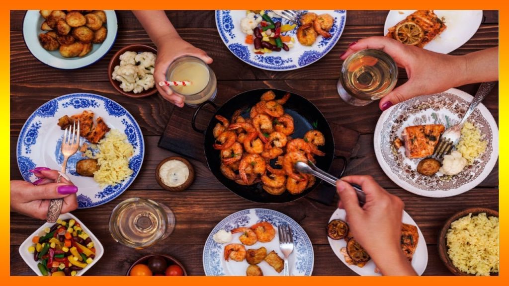 sonar con gente comiendo en una mesa