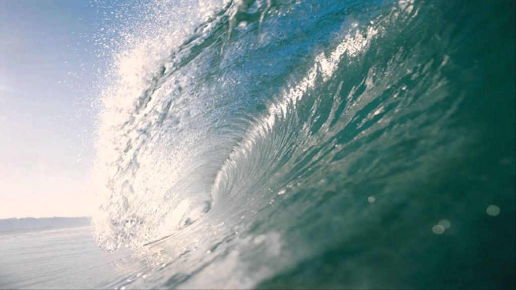 sonar con agua de mar y olas grandes